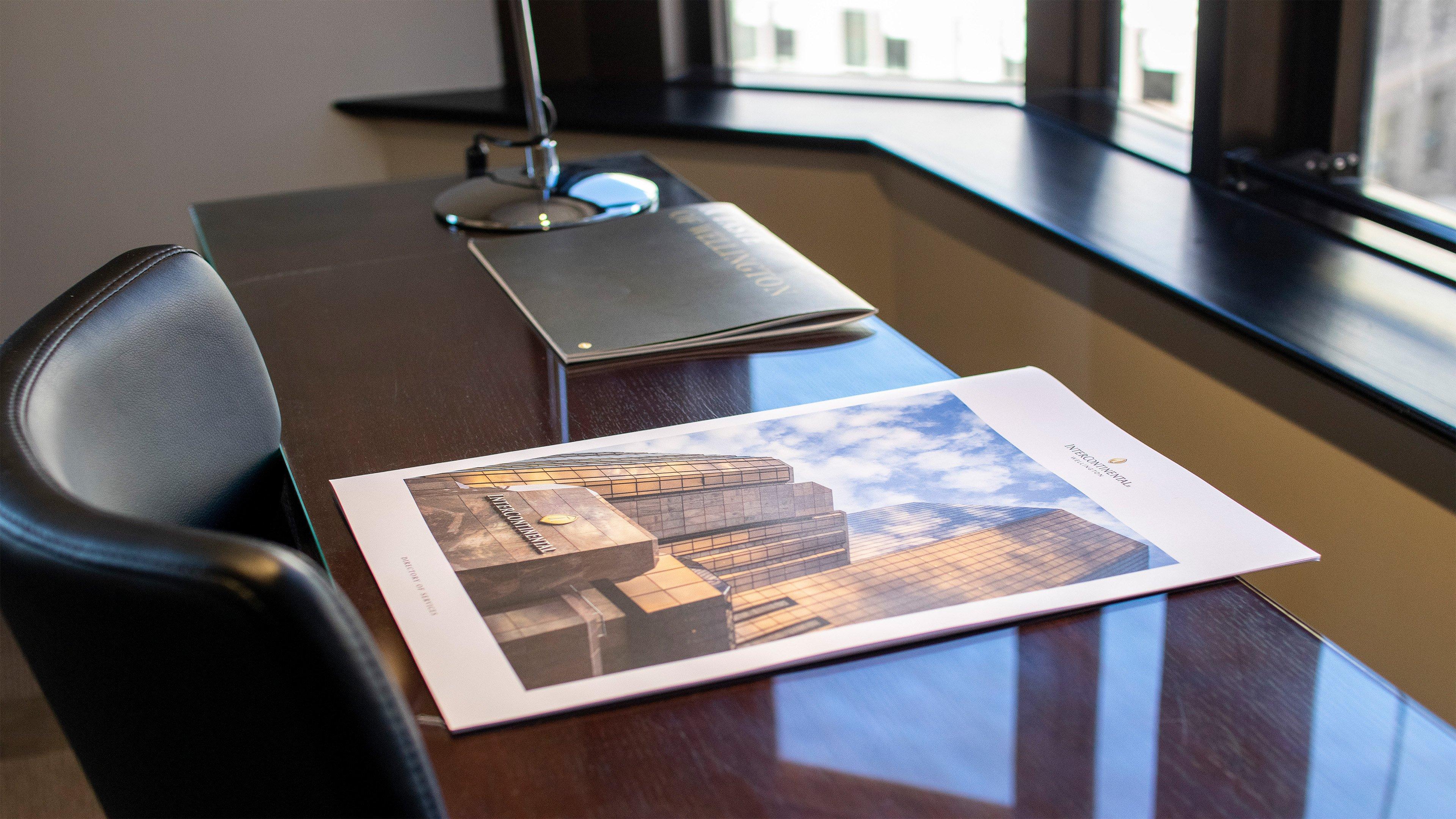 Intercontinental Wellington By Ihg Hotel Bagian luar foto A desk with a portfolio